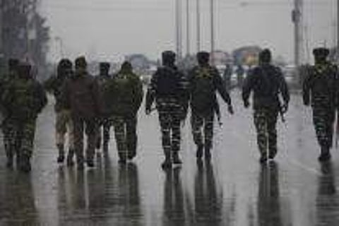 കശ്മീരില് വീണ്ടും ഭീകരാക്രമണം; അഞ്ച് ജവാന്മാര്ക്ക് വീരമൃത്യു; ഏറ്റുമുട്ടല് തുടരുന്നു