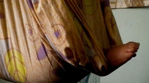 തൊട്ടിലിൽ ഉറങ്ങിക്കിടന്ന കുഞ്ഞിനെ എടുത്തുകൊണ്ടുപോയി സ്വര്ണാഭരണങ്ങള് കവര്ന്നു; പഴന്തുണിക്കെട്ടിന് മുകളിൽ കുഞ്ഞിനെ ഉപേക്ഷിച്ചു