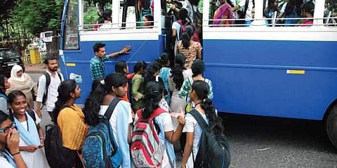 'കൈയിലുള്ളത് മൂന്ന് രൂപ, ഇനി പൈസയില്ല'; കണ്സഷന് ചോദിച്ച വിദ്യാര്ത്ഥിനിയെ സ്വകാര്യ ബസ് കണ്ടക്ടര് മഴയത്ത് ഇറക്കിവിട്ടു