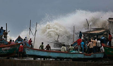 വായു ചുഴലിക്കാറ്റിന്റെ ദിശ മാറുന്നു, കര തൊടില്ല; ഗുജറാത്ത് തീരത്തോട് ചേര്ന്ന് ആഞ്ഞുവീശുമെന്ന് കാലാവസ്ഥാ കേന്ദ്രം