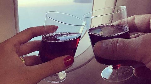 വെറുതെക്കിട്ടിയ മദ്യം അകത്താക്കി ബഹളം; വിമാനയാത്രക്കാരനെ പൊലീസിന് കൈമാറി