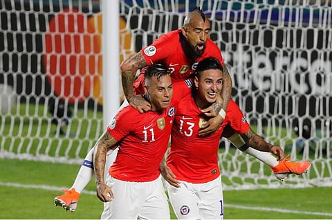 ചിലിയെത്തി കഴിഞ്ഞു! ജപ്പാനെ തകര്ത്ത് നിലവിലെ ചാമ്പ്യന്മാരുടെ തകര്പ്പന് തുടക്കം, വര്ഗാസിന് ഇരട്ട ഗോള്