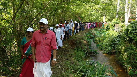 എംഎല്എ ഐബി സതീഷും നാട്ടുകാരും കൂടി നടത്തിയ പഠനയാത്ര