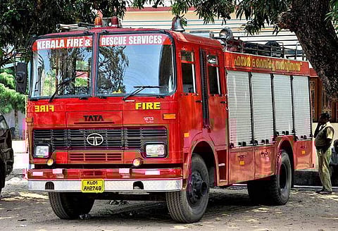 അമ്മ വിളിച്ചിട്ട് ഉണര്ന്നില്ല; ഫ്ലാറ്റില് ഉറങ്ങിപ്പോയ മകനെ ഫയര്ഫോഴ്സ് ഏണിവച്ച് വിളിച്ചുണര്ത്തി