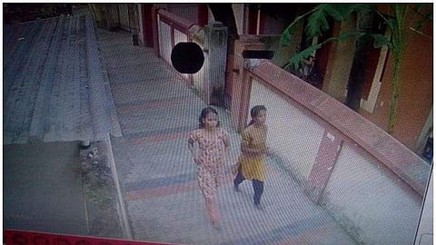 മുരിങ്ങ മരത്തിലൂടെ കയറി മതില് ചാടിക്കടന്നു; വനിത തടവുകാര് രക്ഷപ്പെടുന്നതിന്റെ ദൃശ്യങ്ങള് പുറത്ത്