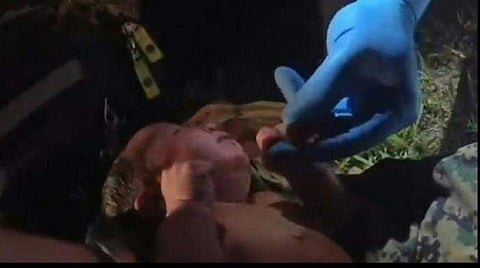 പ്ലാസ്റ്റിക്ക് കൂടിനുളളില് പിഞ്ചുകുഞ്ഞ്; 'ഇന്ത്യ' എന്ന് പേരിട്ട് പൊലീസ്; അമ്പരപ്പ്, വീഡിയോ