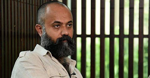 പുലരിയിലേക്ക് കൂവിയുണര്ത്തുന്ന കഥ: ഉണ്ണി ആറിന്റെ നോവലിനെക്കുറിച്ച്