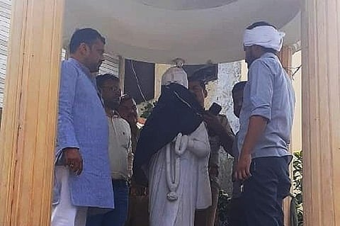 ഇന്ദിര ഗാന്ധിയുടെ പ്രതിമ കറുത്ത തുണികൊണ്ട് മൂടി; പ്രതിഷേധവുമായി കോണ്ഗ്രസ്