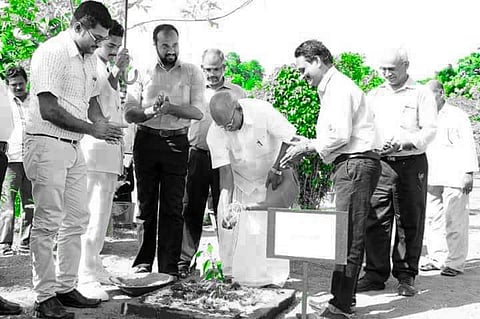 'ഒരു മരം നടാം നല്ല നാളേക്കായി' ; ആശാന് തന്നെ ഇതു പറയണമെന്ന് സോഷ്യല് മീഡിയയില് വിമര്ശനം