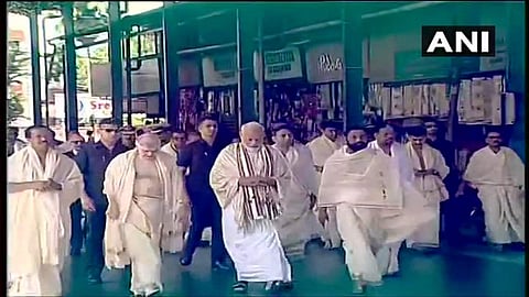 മുണ്ടുടുത്ത് കേരളീയ വേഷത്തില് മോദി ഗുരുവായൂരില് ; പൂര്ണകുംഭം നല്കി സ്വീകരണം ; താമരപ്പൂ കൊണ്ട് തുലാഭാരം