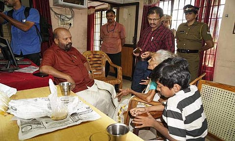 സംരക്ഷിക്കേണ്ട മകന് ലഹരിക്ക് അടിമ; വയോധികയും ചെറുമകനും തെരുവില്, കൈത്താങ്ങായി കൃഷിമന്ത്രി