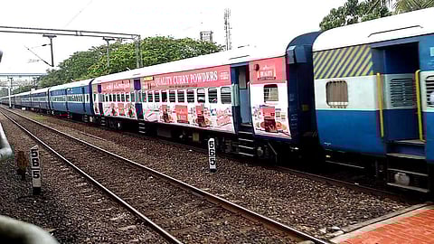 കുളിച്ചു കയറിയ കുട്ടികൾ ചുവപ്പ് ട്രൗസർ വീശി; അപകട മുന്നറിയിപ്പെന്നു കരുതി ലോക്കോ പൈലറ്റ് ട്രെയിൻ നിർത്തി