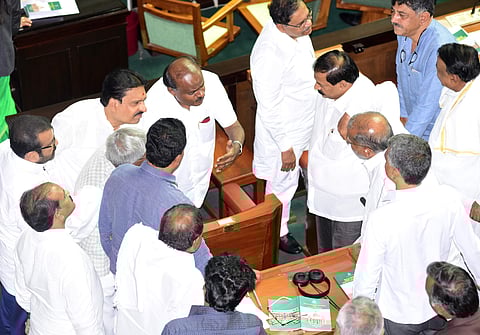 ഗവര്ണറെ തള്ളി സ്പീക്കര്; കര്ണാടകയില് വിശ്വാസ വോട്ടെടുപ്പ് നടന്നില്ല: നിയസമഭ പിരിഞ്ഞു, ധര്ണയുമായി ബിജെപി