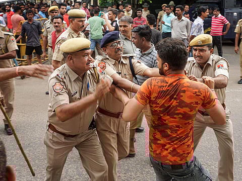 ഏഴ് വയസ്സുകാരിയെ പ്രലോഭിപ്പിച്ച് രാത്രി കൂട്ടിക്കൊണ്ടുപോയി; ബലാത്സംഗത്തിനിരയാക്കി; സംഘര്ഷം; 16 പേര് അറസ്റ്റില്