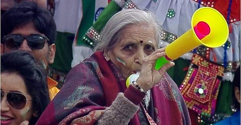 ആവേശം കൂടുമ്പോള് പീപ്പി ഊതും, ലോകകപ്പ് വേദിയെ ഇളക്കിമറിച്ച് അമ്മൂമ്മ, കയ്യടി; വീഡിയോ