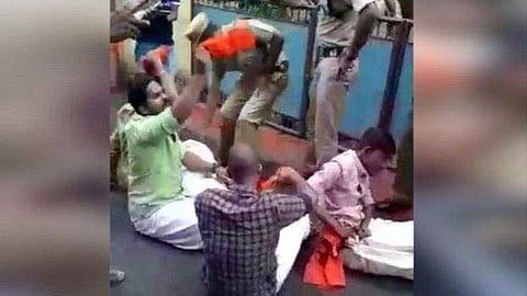 വിസിയുടെ വീട് ഉപരോധിക്കാനെത്തിയ എബിവിപി പ്രവര്ത്തകര്ക്ക് വീടുമാറി; പണി പാളി