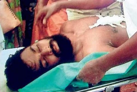 എസ്എഫ്ഐ പ്രവര്ത്തകരുടെ കുത്തേറ്റ വിദ്യാര്ത്ഥി ആശുപത്രി വിട്ടു; രണ്ടുമാസത്തെ പൂര്ണവിശ്രമം വേണമെന്ന് ഡോക്ടര്മാര്