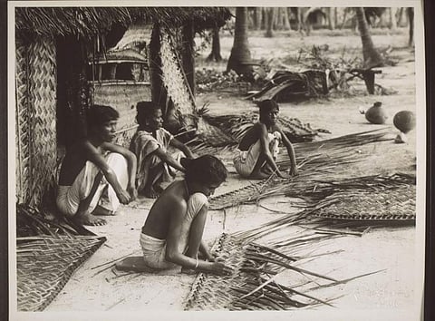 ഓല മെടയുന്ന സ്ത്രീകള്. കഴിഞ്ഞ നൂറ്റാണ്ടിന്റെ തുടക്കത്തിലെ മലബാര് കാഴ്ച