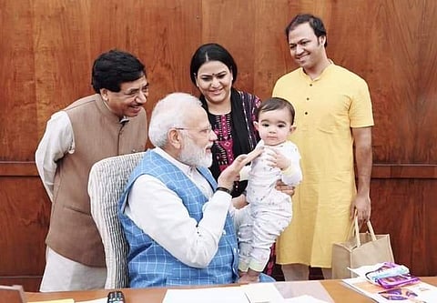 പ്രധാനമന്ത്രിയുടെ മടിയിലിരിക്കുന്ന ആ പിഞ്ചുകുഞ്ഞ് ആര്?; ഉത്തരമിതാ