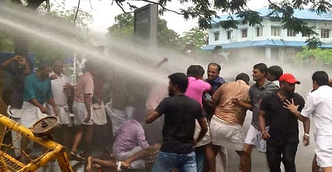 എറണാകുളം ലാത്തിചാര്ജ്: സിപിഐയ്ക്ക് കടുത്ത അതൃപ്തി; പരാതിയുമായി ഇ ചന്ദ്രശേഖരന് മുഖ്യമന്ത്രിയെ കണ്ടു; കലക്ടര് അന്വേഷിക്കും