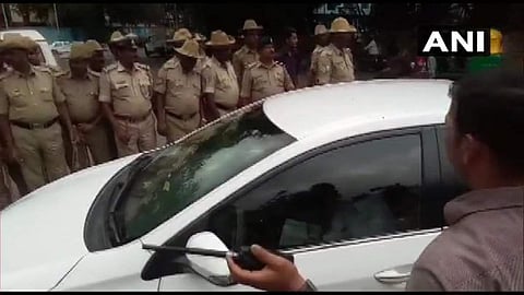 കര്ണാടക ഭരണകക്ഷി എംഎല്എമാര് രാജ്ഭവനിലേക്ക് എത്തുന്നു/ ചിത്രം: എഎന്ഐ ട്വിറ്റര്