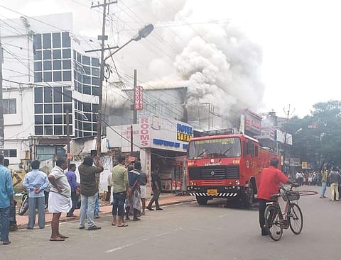 കൊച്ചി തോപ്പുംപടിയില് ചെരുപ്പുകടയില് തീ പിടിത്തം