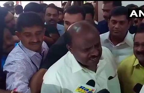 കുമാരസ്വാമി മാധ്യമ പ്രവര്ത്തകരോടു സംസാരിക്കുന്നു/എഎന്ഐ, ട്വിറ്റര്