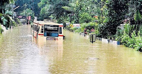 മഴ കുറഞ്ഞു: ഗതാഗതം സുഗമമാകുന്നു; മൂവാറ്റുപുഴ തിരിച്ചുകയറുന്നു...