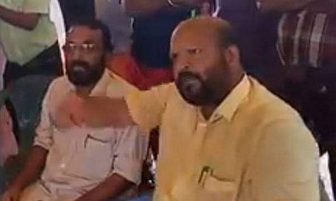 ആളുകള് മുഴുവന് വെള്ളത്തിലായിരിക്കുന്നതിന്റെ ഉത്തരവാദിത്തം നിങ്ങള്ക്കാണ്; അറസ്റ്റ് ചെയ്യുകയാണ് വേണ്ടത്, ബണ്ട് പൊളിച്ചിട്ട് പോയാല് മതി: ഉദ്യോഗസ്ഥരെ വിരട്ടി മന്ത്രി