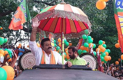 തൃശൂര് എടുത്ത് പൊക്കാന് നോക്കിയതാ, നടു ഉളുക്കി; സുരേഷ് ഗോപിയെ കളിയാക്കി സംവിധായകന്റെ പോസ്റ്റ്