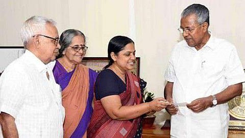 മകന്റെ വിവാഹത്തിന് ഇനി ആര്ഭാടങ്ങളില്ല; കരുതിവെച്ച് അഞ്ച് ലക്ഷം ദുരിതാശ്വാസനിധിയിലേക്ക് നല്കി എംഎല്എ