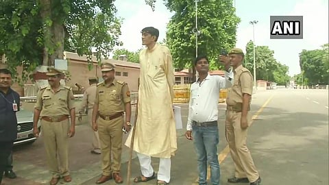 എട്ടടി ഒരിഞ്ച് പൊക്കം, രാജ്യത്തെ ഏറ്റവും ഉയരമുളള വ്യക്തി; ഇടുപ്പ് ശസ്ത്രക്രിയയ്ക്ക് ചികിത്സാസഹായം തേടി ധര്മേന്ദ്ര, ഉറപ്പുനല്കി യോഗി