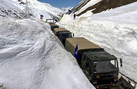 ലഡാക്കിലൂടെ കടന്നുപോകുന്ന ഇന്ത്യന് സൈനിക വാഹനവ്യൂഹം/പിടിഐ