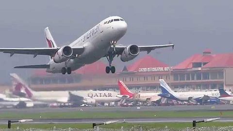 'ബാഗിലെന്താ ബോംബുണ്ടോ' യെന്ന് ചോദ്യം; പുലിവാല് പിടിച്ചു യാത്രക്കാരൻ