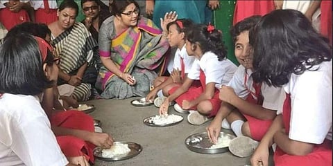 ബിജെപി എംപി ലോകേത് ചാറ്റര്ജി സ്കൂള് സന്ദര്ശിച്ചപ്പോള്