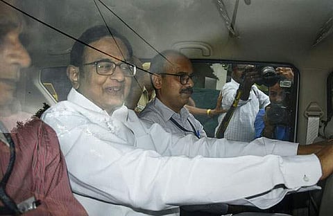 ചിദംബരത്തെ കോടതിയില് ഹാജരാക്കാനായി കൊണ്ടുവരുന്നു/പിടിഐ