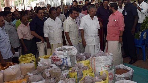 വമ്പിച്ച വിലക്കുറവ്; ഓണക്കാലത്ത് വിപണിയില് ഇടപെടാന് സര്ക്കാര്, 3500 ഓണച്ചന്തകള്
