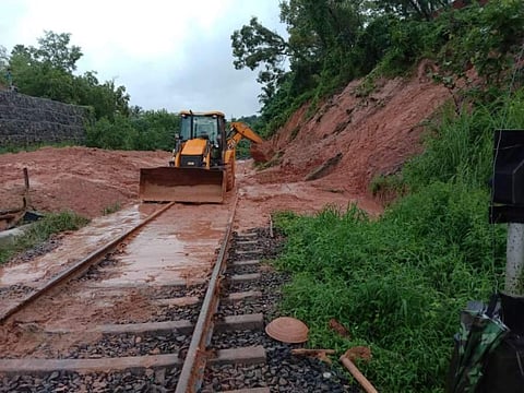 മണ്ണിടിച്ചില്: കൊങ്കണ് റെയില്വേ പാത അടച്ചു