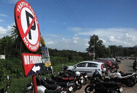 കൊച്ചിയിലെ അനധികൃത പാര്ക്കിങ്ങിനും കച്ചവടത്തിനും പിടിവീഴും; നടപടിയുമായി മോട്ടോര് വാഹന വകുപ്പ്