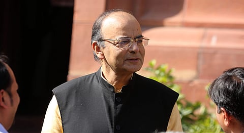 പാര്ലമെന്റിന് മുന്നില് അരുണ് ജയ്റ്റ്ലി /ചിത്രം: എക്സ്പ്രസ്