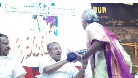 'ഇരിക്കവിടെ, അവിടെപ്പോയിരിക്ക്...'; വേദിയിലെത്തിയ സ്ത്രീയോട് ചൂടായി മുഖ്യമന്ത്രി, വീഡിയോ വൈറല്