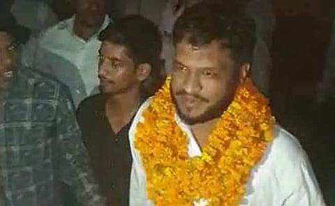 ബുലന്ദ്ഷഹറില് പൊലീസുകാരനെ കൊലപ്പെടുത്തിയ പ്രതികള് പുറത്തിറങ്ങി: ജയ് ശ്രീറാം വിളിയോടെ വന് സ്വീകരണം