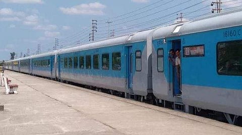 യാത്രക്കാര് കുറവ്; ശതാബ്ദിയടക്കമുള്ള ട്രെയിനുകളില് ടിക്കറ്റിളവ്