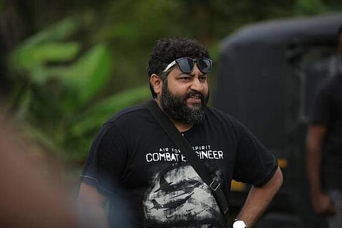 'ലിജോ ജോസ് പെല്ലിശേരി എന്തിന് മാറണം, വേണമെങ്കില് കാഴ്ചക്കാര് മാറട്ടേ, അതല്ലേ ഹീറോയിസം': കുറിപ്പ് വൈറല്