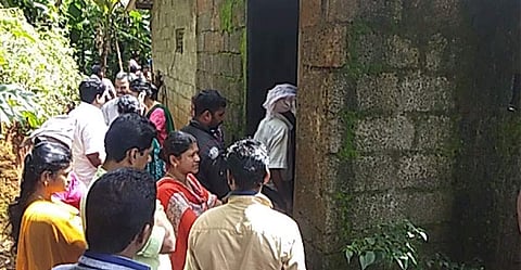 മദ്യപിച്ചു വഴക്കിട്ടു?;ഭാര്യയെ വെട്ടിക്കൊലപ്പെടുത്തി ഭര്ത്താവ് തൂങ്ങി മരിച്ചു; കയററ്റ് മൃതദേഹം താഴെ