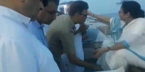 'രാജാവിനെക്കാള് വലിയ രാജഭക്തി'; യൂണിഫോമില് മുഖ്യമന്ത്രിയുടെ കാല്തൊട്ട് വണങ്ങി ഐപിഎസ് ഉദ്യോഗസ്ഥന്; വിവാദം; വീഡിയോ വൈറല്