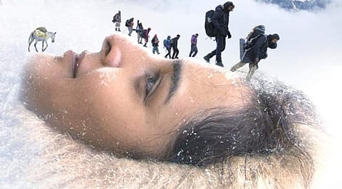 മഞ്ജുവിന്റെ മുഖത്ത് ചവിട്ടി യാത്രക്കാര്: 'കയറ്റത്തിന്റെ' ഫസ്റ്റ് ലുക്ക് പോസ്റ്റര് പുറത്ത്