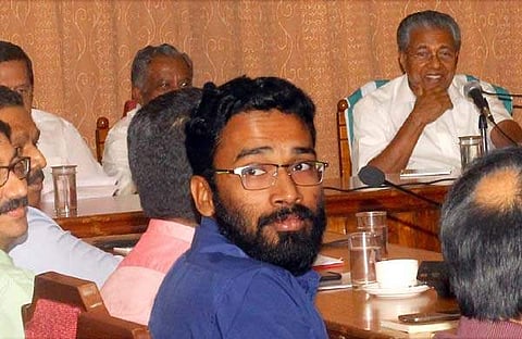 അതുകൊണ്ടൊക്കെയാണ് ജനപ്രതിനിധികള് ഉദ്യോഗസ്ഥര്ക്കു മേലേയിരിക്കുന്നത്; കുറിപ്പ്