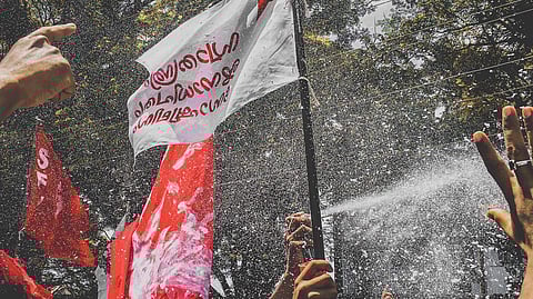 സ്വാശ്രയ കോളജുകളിലും ഇനി വിദ്യാര്ത്ഥി സംഘടനകള്ക്ക് കടന്നുചെല്ലാം; കലാലയ രാഷ്ട്രീയത്തിന് നിയമസാധുത നല്കാന് ഓര്ഡിനന്സുമായി സര്ക്കാര്