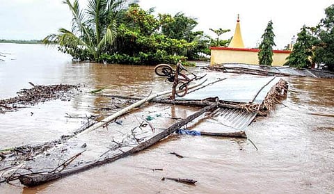 പ്രളയക്കെടുതിയില് കര്ണാടകയും മഹാരാഷ്ട്രയും ; 28 മരണം ; നിരവധി ഗ്രാമങ്ങള് വെള്ളത്തിനടിയില് ; നദികള് കരകവിഞ്ഞൊഴുകുന്നു